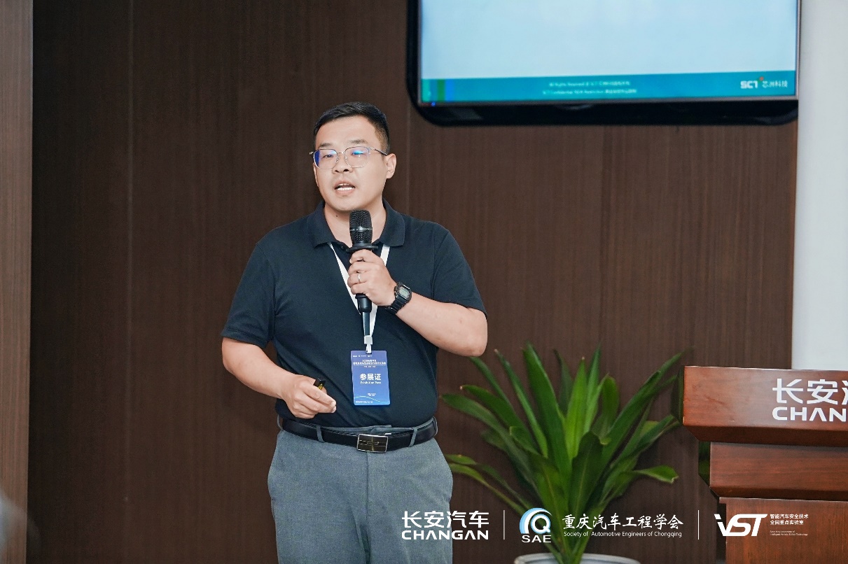 戴帽子的人在电视前AI 天生的内容可能不正确。